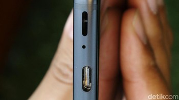 Sementara desain speaker Galaxy S9 punya dua rongga yang ditempatkan di bagian dalam. Samsung mengatakan speaker bagian atas dan bawah pada ponsel barunya itu mampu memompa 1,4 kali volume pendahulunya. Dukungan Dolby Atmos makin memanjakan telinga. Foto: Rachman Haryanto/detikcom