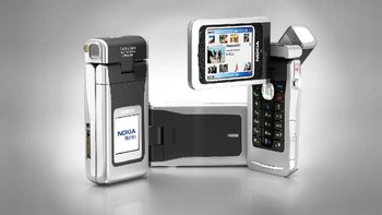 Kemudian ada Nokia N90 yang punya mekanisme lipat cukup unik. Selain layar, terdapat kamera yang juga bisa diputar. (foto: ArtStation)