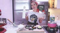 Usia Marinka memang sudah terbilang dewasa namun gayanya harus tetap anak muda. Aku yakin setiap orang pasti punya passion, walaupun ga semua orang sadar akan passionnya, tulis Marinka dalam kolom captions. Foto: instagram