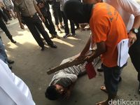 Rekonstruksi Ojol Aniaya Anak Jalanan, Pengendara Lain Menonton