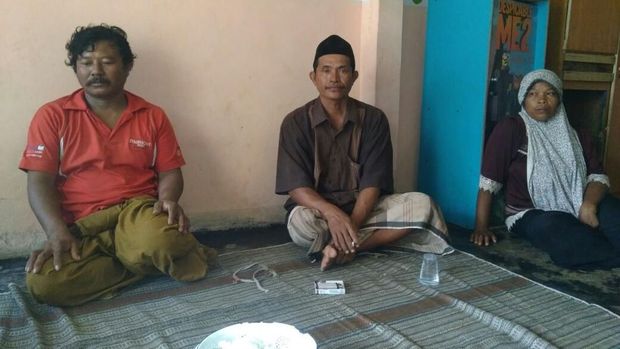 Amin (baju merah) dan Sulahak (berhijab), ayah dan ibu Faizin