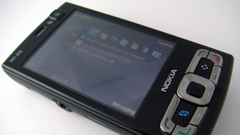 Saat itu ponsel ini termasuk untuk kelas menengah ke atas. Spesifikasinya adalah Symbian OS, CPU 332 MHz, ROM 160 MB, RAM 64 MB, dan kamera 5 MP. (foto Skatter Tech)