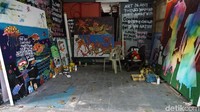Meskipun sepi, tetapi ada juga beberapa kios yang dijaga oleh pemilik (Shinta/detikTravel)