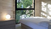 Rumah pohon ini terdiri dari ruang tamu, dan juga kamar tidur. Dari kamar tidur, pemandangan hijau hutan Prancis jadi sajian utama. (dok. Atelier Lavit)