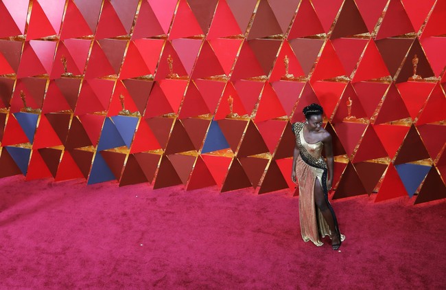 Gaun tersebut hadir dengan belahan panjang di bagian rok sehingga mengakomodasi keseksian artis berdarah Kenya itu. (Foto: Getty Images)