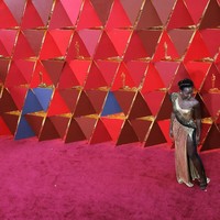 Gaun tersebut hadir dengan belahan panjang di bagian rok sehingga mengakomodasi keseksian artis berdarah Kenya itu. (Foto: Getty Images)