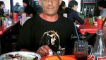 Kocak! Ini 10 Editan Foto Selebriti Hollywood Makan di Warteg hingga Jualan Gorengan