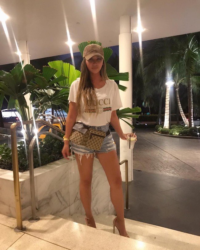 Dalam kesehariannya, Dorothy Wang yang lahir pada 27 Januari 1988 suka tampil seksi. Seperti gayanya di foto ini, dia memakai celana pendek denim yang dipadukan dengan kaus dan belt bag dari Gucci. Foto: Instagram