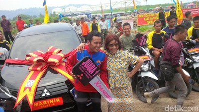 Foto: Kopda Budi Semringah Usai Taklukkan Selat Sunda 9,5 Jam