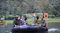“Ngapain jauh-jauh foto di danau Swiss, Indonesia juga punya namanya Situ Cisanti, kata Mayjen Doni.