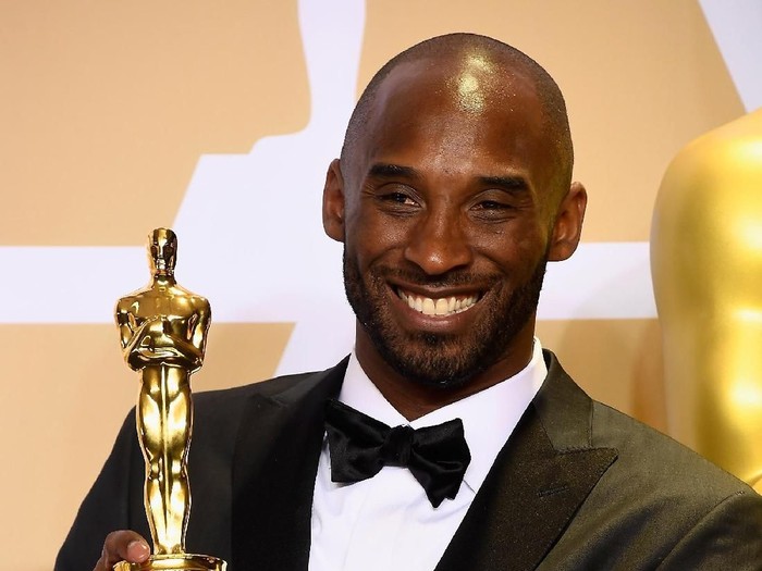 HOLLYWOOD, CA - MARCH 04:  Filmmaker Kobe Bryant, winner of the Best Animated Short Film award for Dear Basketball, poses in the press room during the 90th Annual Academy Awards at Hollywood & Highland Center on March 4, 2018 in Hollywood, California.  (Photo by Frazer Harrison/Getty Images)