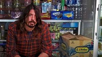 Duh, vokalis Foo Fighters ini lagi jajan di warung kelontong. Kalau beneran, kira-kira apa yang mau dibeli David Grohl, ya? Foto: Instagram @indra.hakim