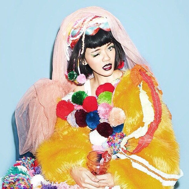 Dylan Sada juga sering tampil dengan makeup tebal dan perona bibir warna bold seperti merah. Foto: Instagram