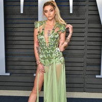 Tidak ketinggalan pula putri mendiang Michael Jackson, Paris Jackson, dengan gaun hijau berbelahan tinggi dari Versace juga. (Foto: Dia Dipasupil/Getty Images)
