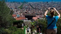 Ibu kota Catalan, Barcelona, Spanyol didatangi 34 juta wisatawan pada 2016 dan melonjak 25% dari tahun 2012. Hal ini menyulut kemarahan penduduk setempat dengan adanya grafiti anti-turis yang muncul di seluruh kota (CNN Travel)