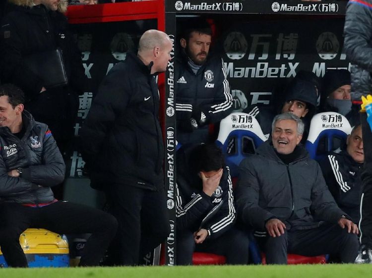 Foto: Momen Mourinho Jatuh Terpeleset lalu Tertawa-tawa