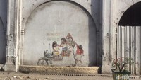 Mural tiga orang anak bersama orangutan yang digabung dengan miniatur becak motor ini ada di Jalan Perdana, Kota Medan. Jalan Perdana, Medan ini merupakan salah satu jalur menuju pusat Kota Medan.