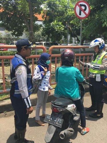 Parkir Sembarang, Roda 8 Mobil di Surabaya Digembok Petugas Dishub