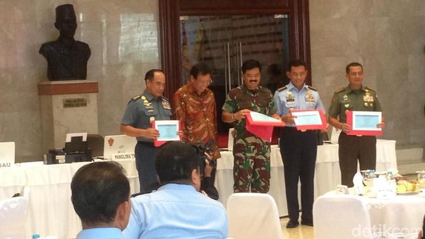  Hadi kemudian mengisi e-filling bersama KSAU Marsekal TNI Yuyu Sutrisna, KSAL Laksamana TNI Ade Supandi, dan Wakasad Letjen TNI Tatang Sulaiman