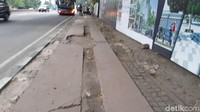 Begini kondisi di trotoar di depan Halte Tosari. Tampak kondisi trotoar sudah tak rata.