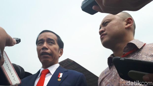 Jokowi dan Ananda Mikola 'Ngetrek' di Sentul Tinjau Persiapan Moto GP