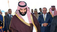 MBS memotong pita merah saat melakukan inspeksi terhadap salah satu proyek investasi di Terusan Suez. Foto: The Egyptian Presidency/Handout via REUTERS
