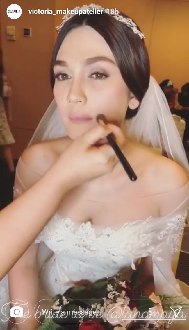 Baru-baru ini Luna Maya melakukan trial wedding makeup, demikian penjelasan di Instastory makeup artist Victoria Makeup.  Foto: Instagram