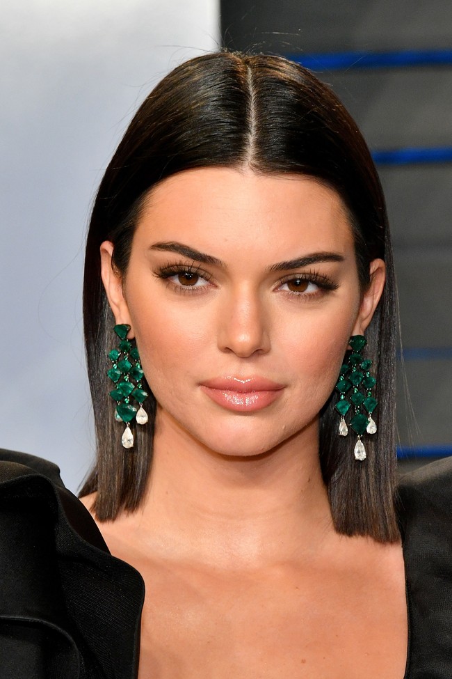 Menyempurnakan gayanya, rambut pendek bobnya yang sleek serta sepasang anting chandelier berbatu zamrud. (Foto: Dia Dipasupil/Getty Images)