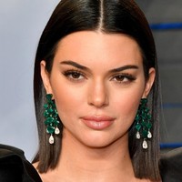 Menyempurnakan gayanya, rambut pendek bobnya yang sleek serta sepasang anting chandelier berbatu zamrud. (Foto: Dia Dipasupil/Getty Images)