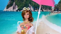  Santai di pantai sambil minum jus jeruk dan buah-buahan. Udah kaya model papan atas, belum? Foto: Instagram @sweetminidollhouse