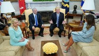 Netanyahu didampingi istrinya, Sara, dan Trump didampingi Ibu Negara AS, Melania. Keempatnya tampak duduk bersama dalam suasana hangat di Gedung Putih. Foto: AFP PHOTO/MANDEL NGAN