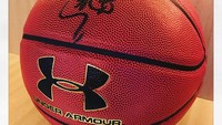 Bolin juga sering mengunggah foto tentang basket seperti foto bola basket yang sudah ditandatangani atau sepatu basket miliknya. Ini tanda tangan siapa ya.(Foto: Instagram/chenbolin)