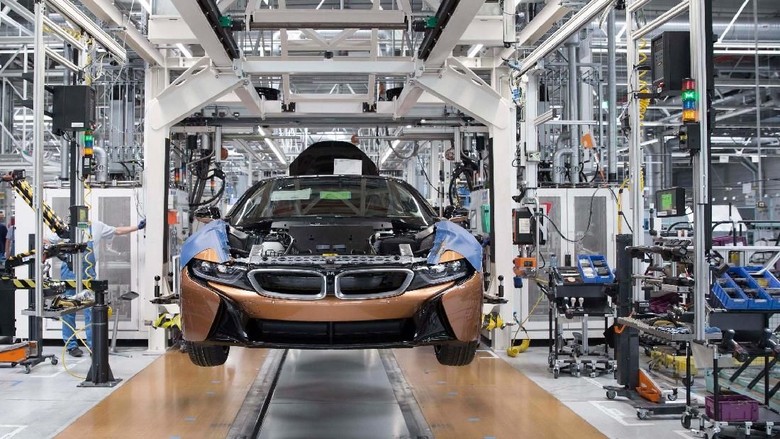 BMW i8 Atap Terbuka Masuk Jalur Produksi BMW i8 Atap Terbuka Masuk Jalur Produksi