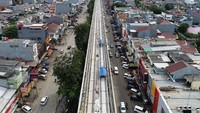 Ini adalah penampakan jalur LRT di sisi Kelapa Gading Boulevard. Daerah ini merupakan titik awal dari total panjang jalur yang dioperasikan Agustus nanti sepanjang 5,8 km. Pool/Wijaya Karya.