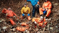 Pose bahagia nelayan saat berhasil menangkap kepiting. Menggunakan kapal f/v Rollo, mereka berhasil mendapat 200.000 kepiting Opilio dan 150.000 kepiting raja Alaska. Foto: Corey Arnold