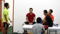 Para lifter melakukan persiapan sebelum mengikuti tes internal PABBSI.