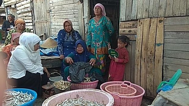 Khofifah memborong ikan asin 