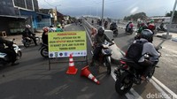 Mereka pun harus putar arah dan naik ke flyover.