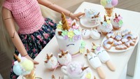 Semua makanan bertema unicorn ini aslinya berukuran kecil, lho. Svetlana Pavlova membuat miniaturnya dengan detil. Jadi tampak seperti kue yang biasa Anda makan. Foto: Instagram @sweetminidollhouse