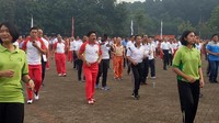 Panglima TNI memakai kaos olahraga warna putih kombinasi merah. Sedangkan Kapolri memakai kaos olahraga putih kombinasi hitam.  (Foto: Sesyha Desnikia/detikcom)