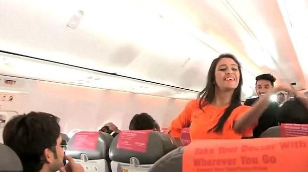 Rayakan Festival Holi di Pesawat, Maskapai Ini Bikin Flashmob