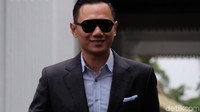Saat keluar dari Istana, AHY yang berjas tampak memakai kacamata hitam.