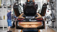Kapasitas baterai mobil ditingkatkan dari 20 menjadi 34 Ah, energi yang dihasilkan meningkat dari 7,1 menjadi 11,6 kWh. Dalam mode elektriknya mobil bisa melaju sampai 53 km. Foto BMW.