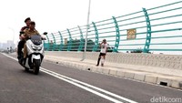 Pengendara motor terlihat melintas di Flyover Bintaro Permai, Jakarta Selatan, Selasa (6/3/2018).