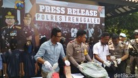 Kapolres Trenggalek AKBP Didit Bambang Wibowo Saputra menunjukkan barang bukti. Tersangka dijerat UU Penghapusan KDRT dan pasal 170 KUHP dengan ancaman hukuman 15 tahun penjara.  (Foto: Adhar Muttaqin/detikcom)