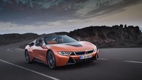 BMW i8 Roadster. Setelah diperkenalkan pertama kali empat tahun lalu, BMW i8 diklaim menjadi mobil sport hybrid terpopuler di dunia. Foto BMW i8