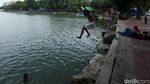 Serunya Anak-anak Berenang di Danau Sunter