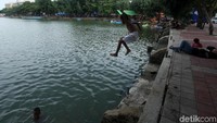 Seorang anak melompat ke danau.