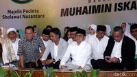 Cak Imin mengajak selebriti yang hadir untuk bersalawat sebagai media cegah narkoba.