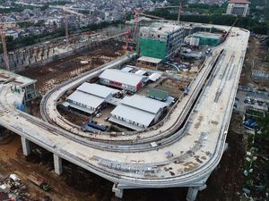 Cuaca Ekstrem Hambat Pembangunan Proyek LRT Jakarta